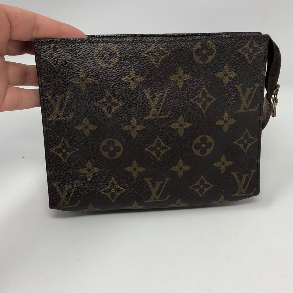 Authentic Louis Vuitton poche toilette 19